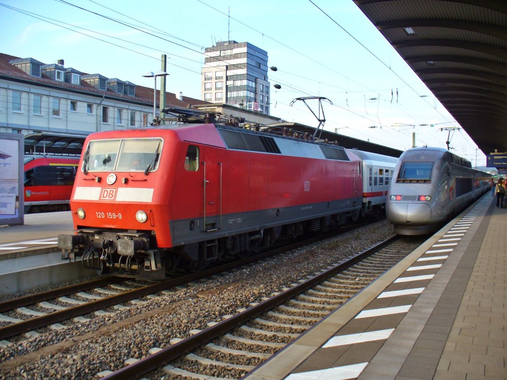 120 159-9 steht mit dem IC 2052 Stuttgart - Saarbrcken zusammen mit TGV 9551 Paris Est - Frankfurt (Main) am 05.07.2011 in Kaiserslautern Hbf