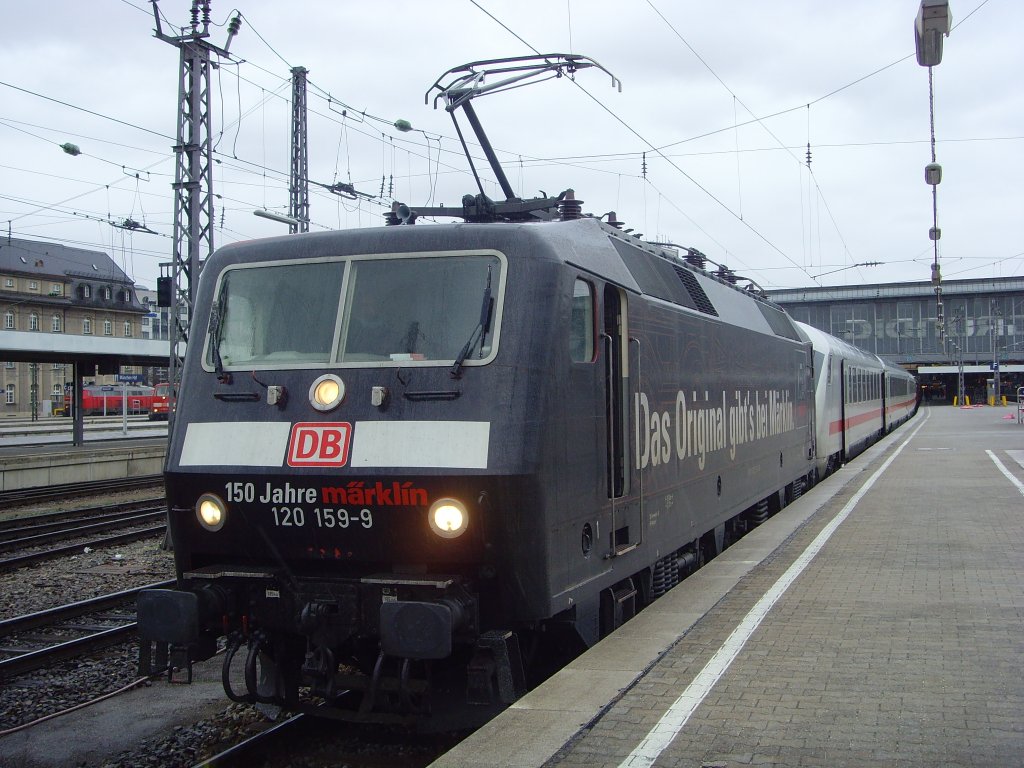 120 159-9 steht mit einem Ersatzzug am 04.04.2010 in Mnchen Hbf. 