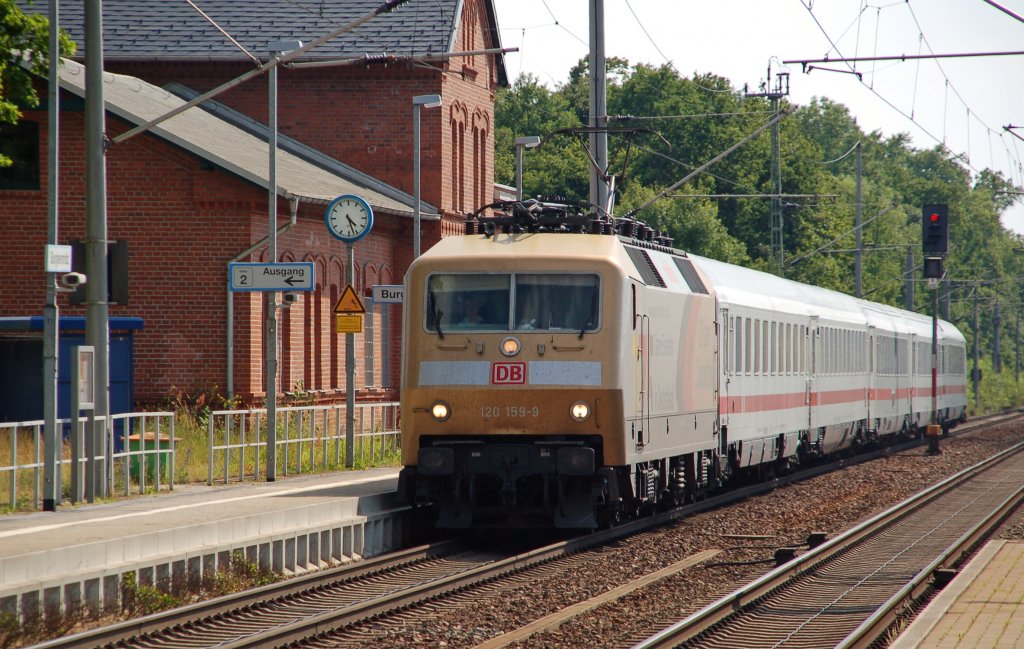 120 159 zieht am 24.06.10 den IC 2157 durch Burgkemnitz Richtung Stralsund.