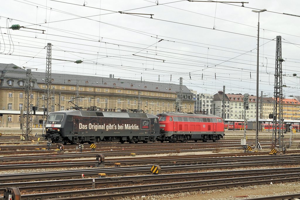 120 159 zieht die schlapp gemachte 218 445 am 20.03.10 aus dem Mnchner Hbf