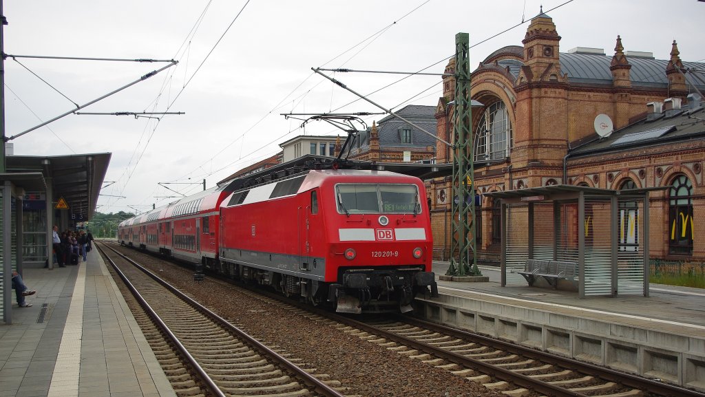 120 201-9 bespannte am 08.08.2010 den RE1 nach Rostock Hbf. Aufgenommen im Bahnhof Schwerin.