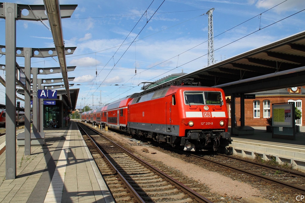 120 201-9 steht mit dem RE1 nach Hamburg Hbf in Rostock zur Abfahrt bereit. 