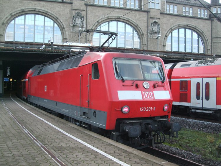 120 201-9 steht mit RE 33009 von Hamburg Hbf.Richtung Rostock Hbf.steht am Gleis 6a im Hamburger Hbf und wartet auf Fahrgste.(12.12.09) 