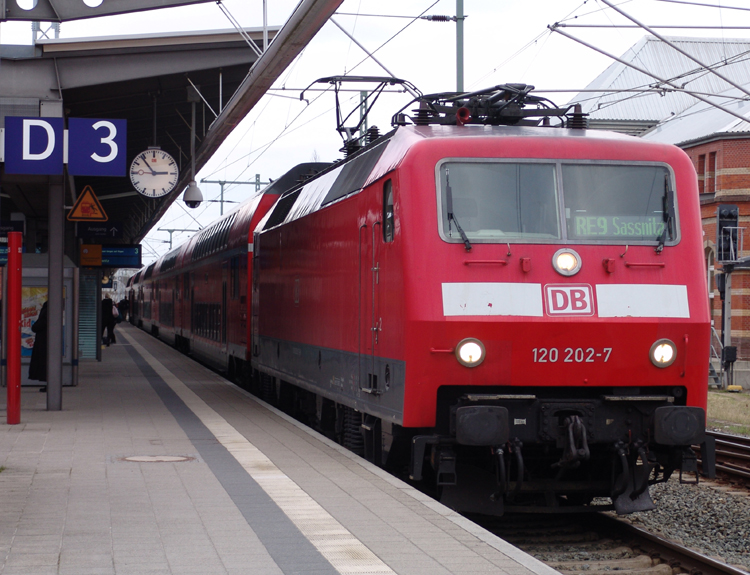 120 202-7 mit RE 13013 von Rostock Hbf Richtung Sassnitz kurz vor der Abfahrt im Rostocker Hbf(19.02.2011)