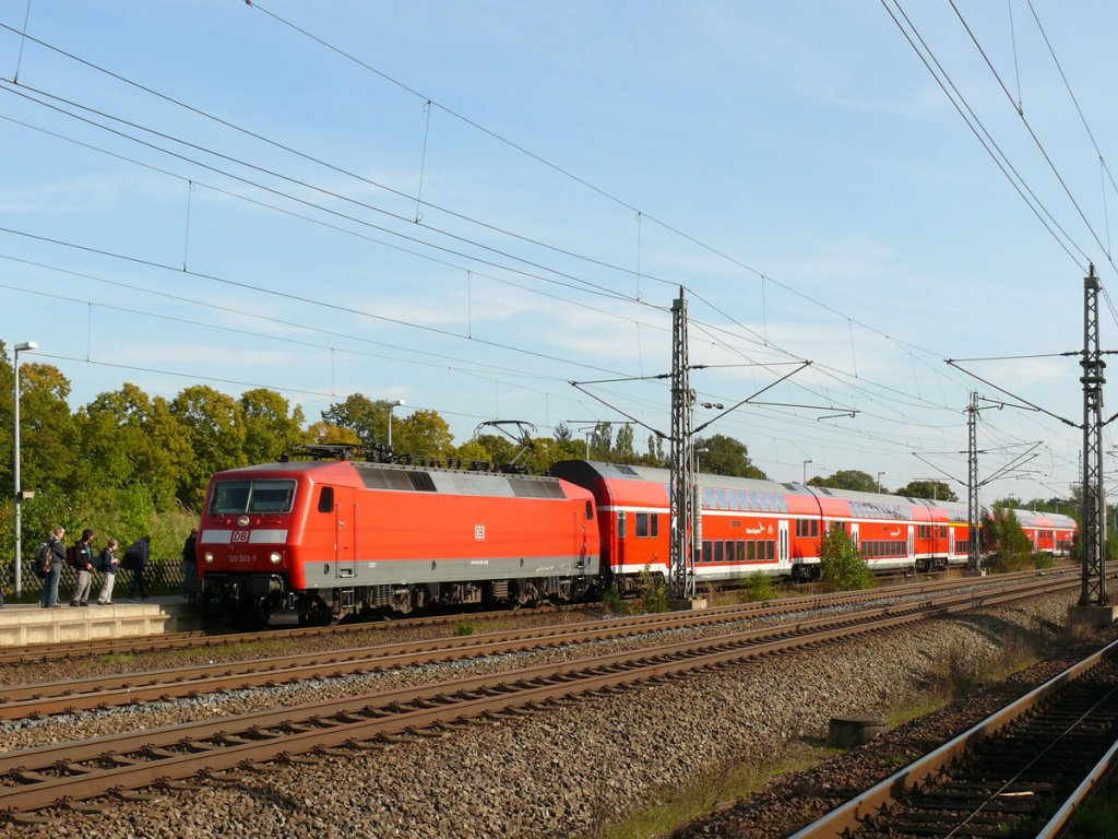 120 202 mit dem Hanse-Express RE 33010 Rostock - Hamburg bei Einfahrt in Bchen; 04.10.2010
