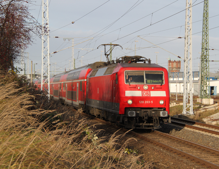 120 203-5 mit RE 4310 von Rostock Hbf nach Hamburg Hbf bei der Ausfahrt im Rostocker Hbf.30.11.2011 