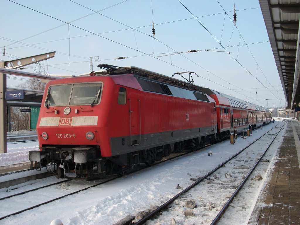 120 203 vom Bh Rostock am 04.Dezember 2010 auf Gleis 7 im Rostocker Hbf.