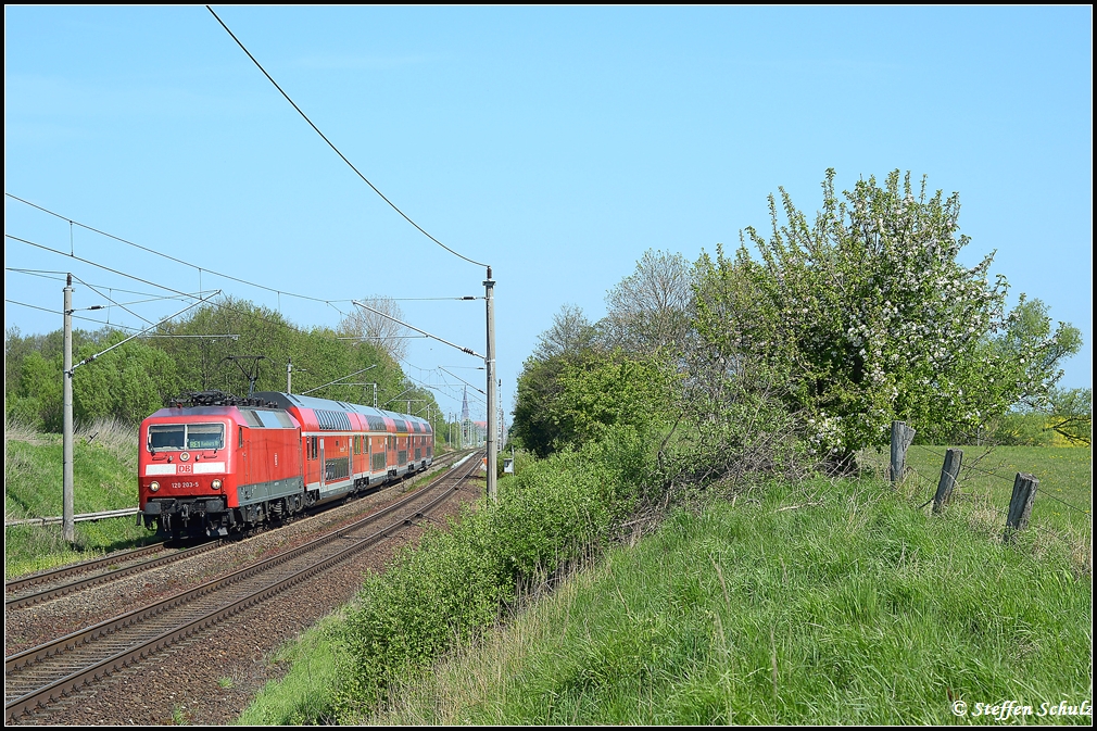 120 203 mit RE1 aus Rostock nach Hamburg am 07.05.2011 in Sildemow