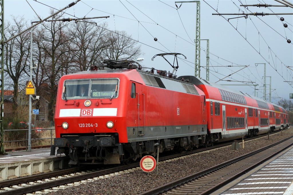 120 204-3 mit RE 1 Richtung Hamburg bei der Einfahrt in Boizenburg am 1.4.2010