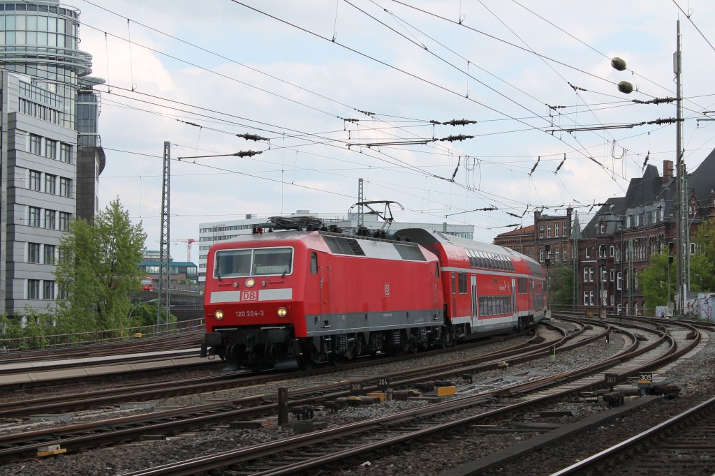120 204-3 mit RE 1 (RE 4310) von Rostock Hbf nach Hamburg Hbf bei der Einfahrt in Hamburg Hbf am 11.05.2013