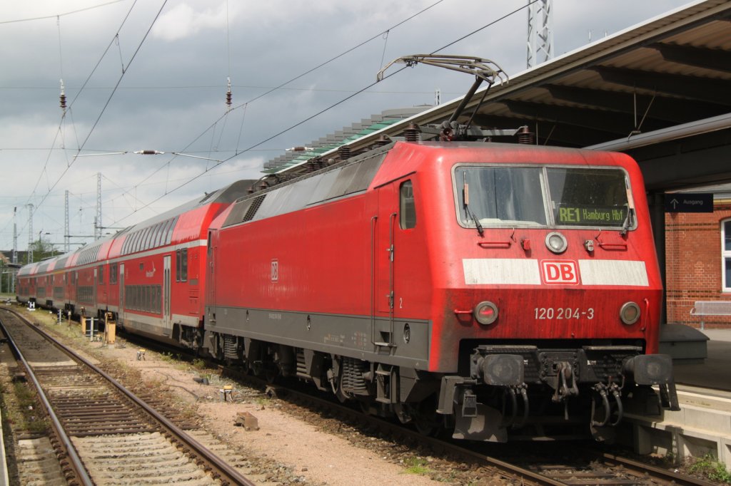 120 204-3 mit RE1 Rostock-Hamburg kurz vor der Ausfahrt im Rostocker Hbf.11.05.2012