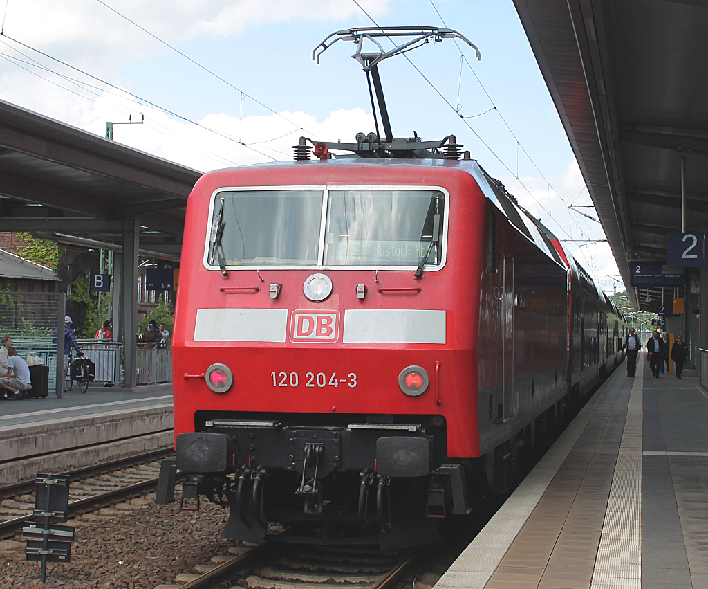 120 204-3 schiebt RE 1 (RE 4311) von Hamburg Hbf nach Rostock Hbf in Schwerin Hbf am 23.06.2013