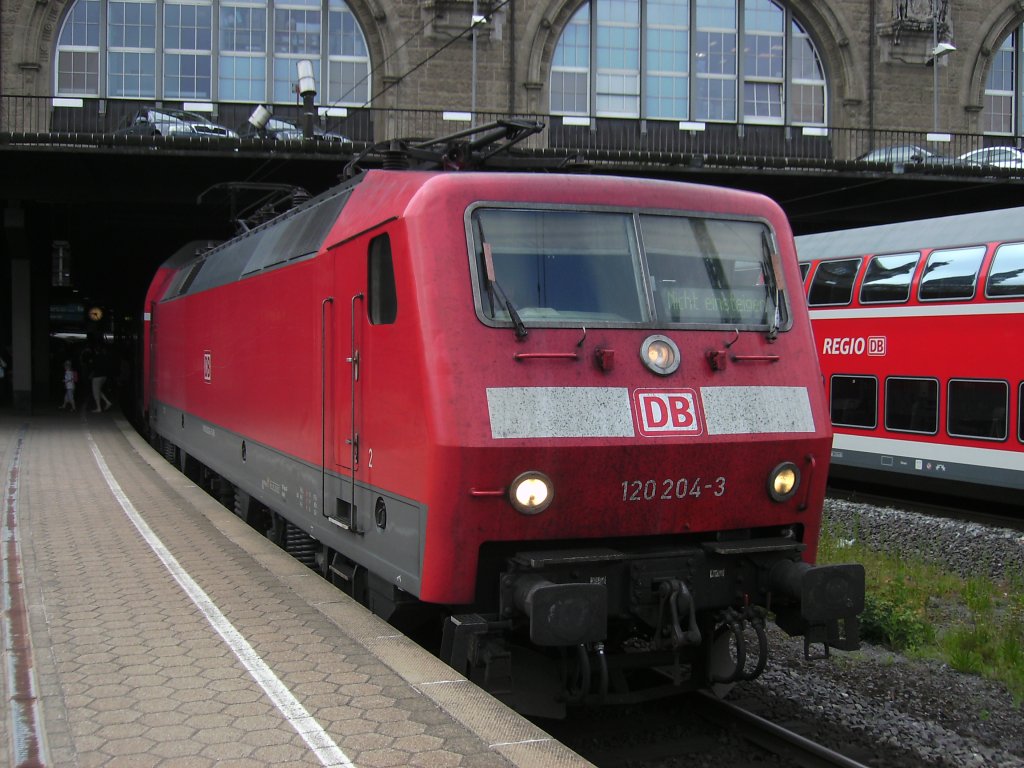 120 204 erreichte mit dem Hanseexpress RE 33004 aus Rostock am 05.Juni 2010 den Hamburger Hbf.