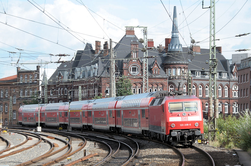 120 205 am 28.08.10 bei der Ausfahrt Hamburg Hbf