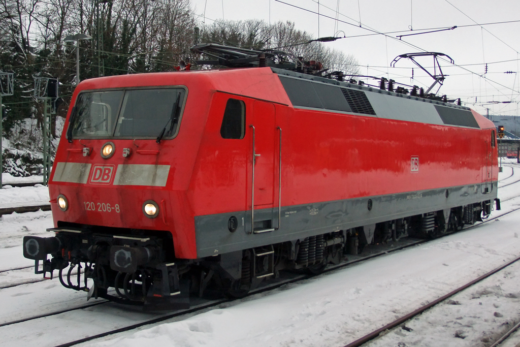120 206-8 in Aachen Hbf. 28.12.2010
