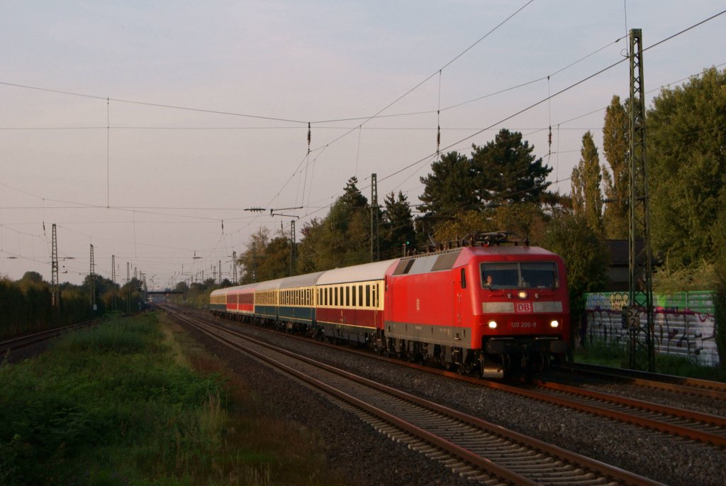 120 206-8 mit dem IC 2417  Hanseat  nach Kln Hbf bei der Durchfahrt durch Dsseldorf-Angermuns am 25.09.2011
