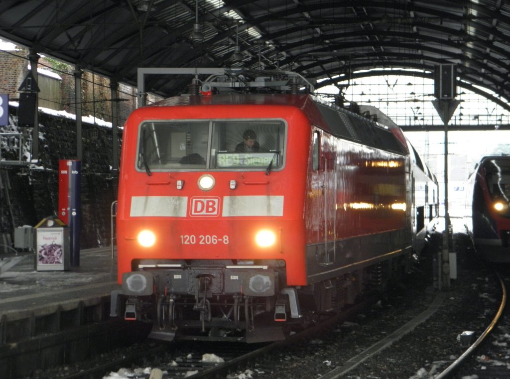 120 206-8 mit dem RE9 nach Siegen in Aachen Hbf am 29.12.10