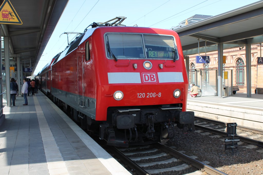 120 206-8 mit RE 1 (RE 4312) von Rostock Hbf nach Hamburg Hbf in Schwerin Hbf am 20.04.2013