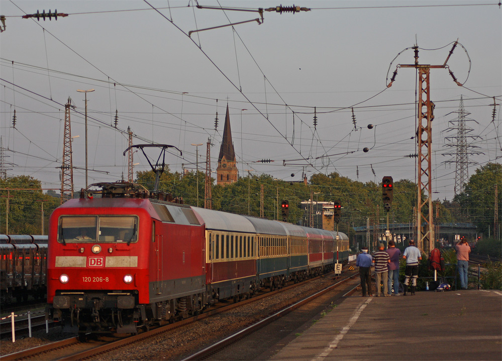 120 206 mit dem IC2417 aus Flensburg nach Kln Hbf bei der Durchfahrt in Mlheim-Styrum, 25.9.11


Eigentlich ist dies eine Zugleistung der Baureihe 103, wegen Tfz Schaden kam es aber ber einige Wochen zum Abweichenden Fahrzeugeinsatz mit Ersatzloks der BR120 der DB Regio NRW GmbH Aachen