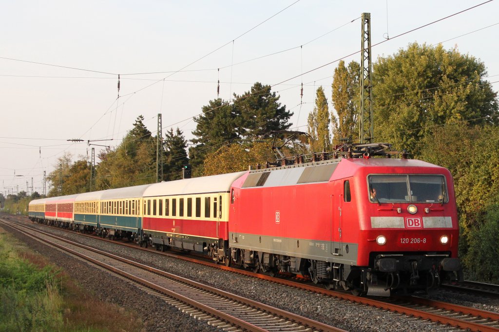 120 206 mit IC2417 am 25.9.11 in Dsseldorf-Angermund