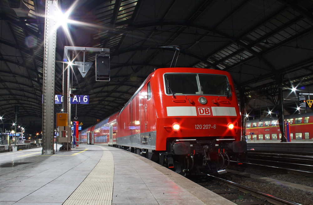 120 207-6 mit dem RE10928 von Siegen bei der Ankunft in Aachen Hbf, 6.2.11