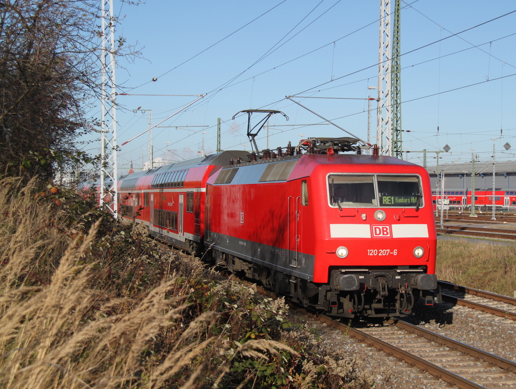120 207-6 mit RE 4310 von Rostock Hbf nach Hamburg Hbf bei der Ausfahrt im Rostocker Hbf.04.11.2012