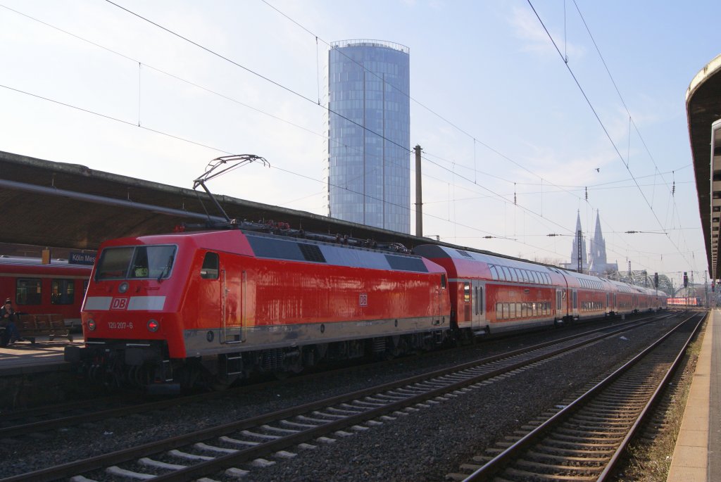 120 207-6 schiebt ihre 6 Dostos als RE 10916 von Siegen nach Aachen aus dem Bahnhof Kln Messe/Deutz.17.02.2011