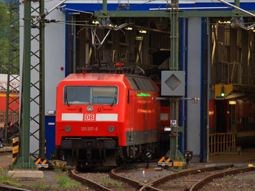 120 207-6 steht am 28.06.2012 vor der Halle des Bw am Aachener Hbf.
