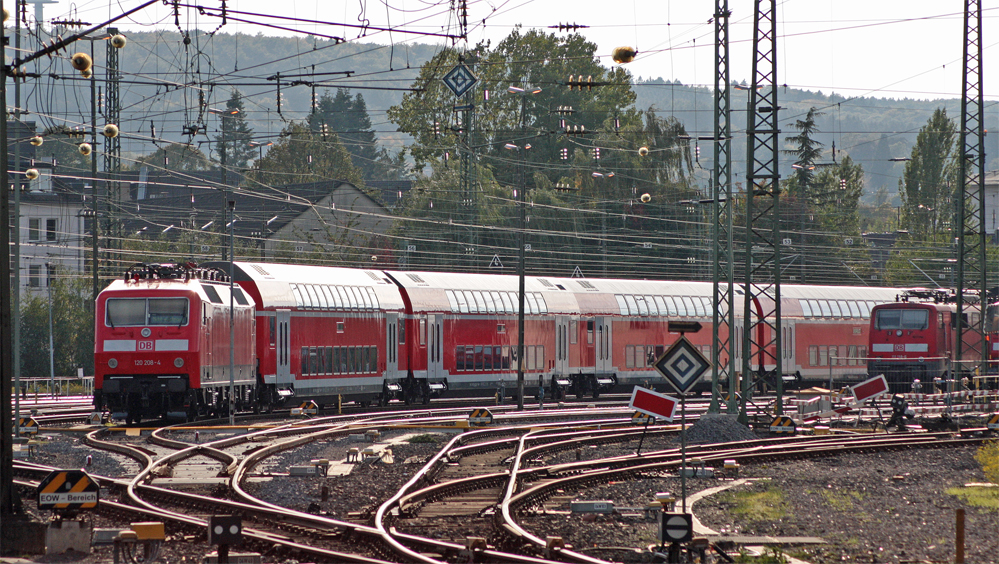 120 208-4 der DB Regio Rheinland steht vor dem neuen RE9 Wagenpark in Aachen abgestellt, 120 208-4 ist eine von drei Lokomotiven welche ab Dezember die RE9 Aachen-Siegen bernehmen werden, weiterhin werden dann auf der Linie Triebzge des Typs Talent 2 eingesetzt. Da eine Zulassung der ET's bis zum Fpl-Wechsel unwahrscheinlich ist, werden die jetzigen Garnituren (111 + 5 Dosto) ersteinmal weiterlaufen, 3.10.10
