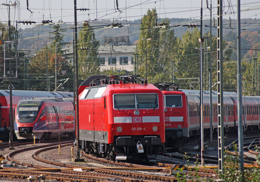 120 208-4 steht mit der neuen RE9 abgestellt in Aachen Hbf, 9.10.10