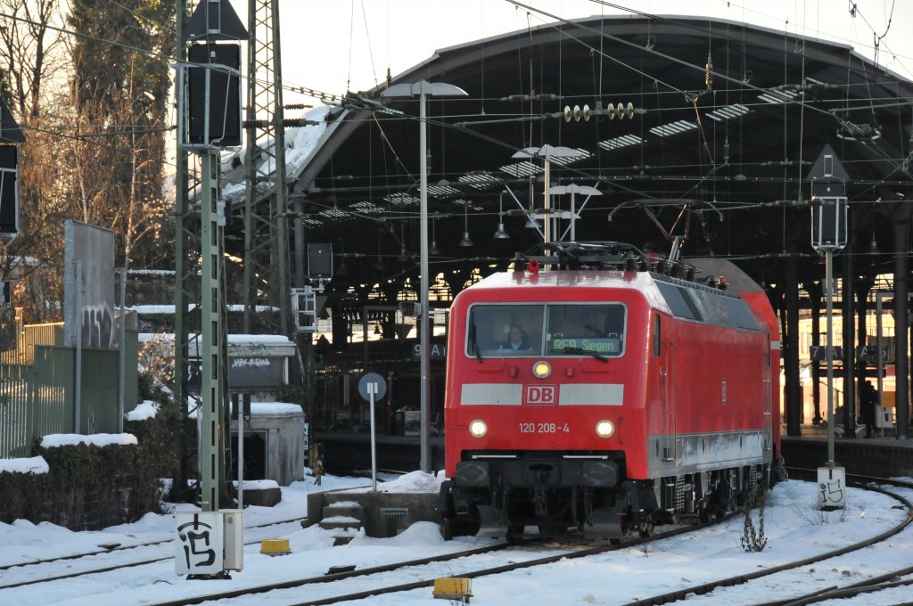 120 208-4 verlsst soeben mit dem RE9 den Aachener Hbf in Richtung Siegen. Aufgenommen am 05/01/2011.