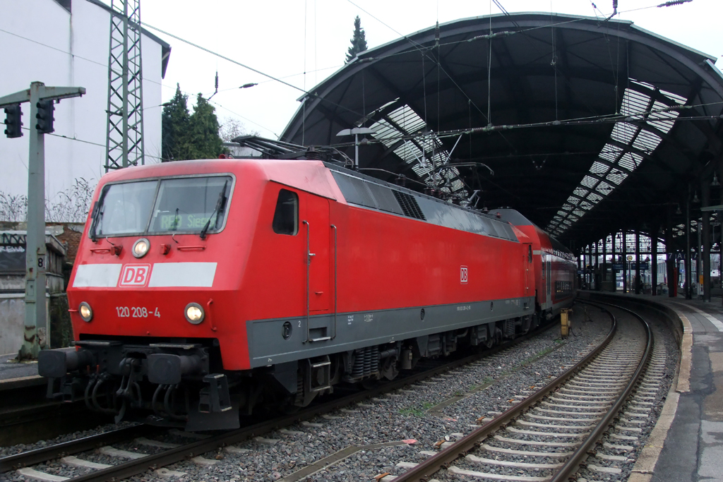 120 208-4 vor RE 9 nach Siegen bei der Ausfahrt in Aachen 16.2.2013