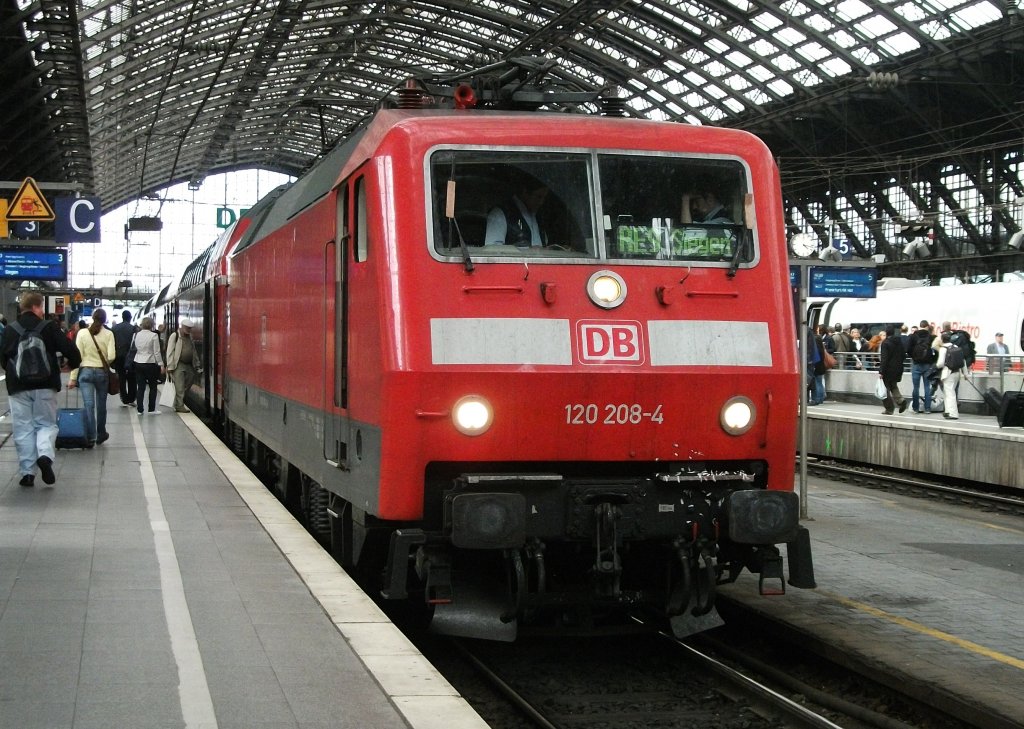 120 208 steht am 12.August 2011 mit dem RE9 nach Siegen im Klner Hbf. Wahrscheinlich hatte sie irgendeine Taube gerupft.