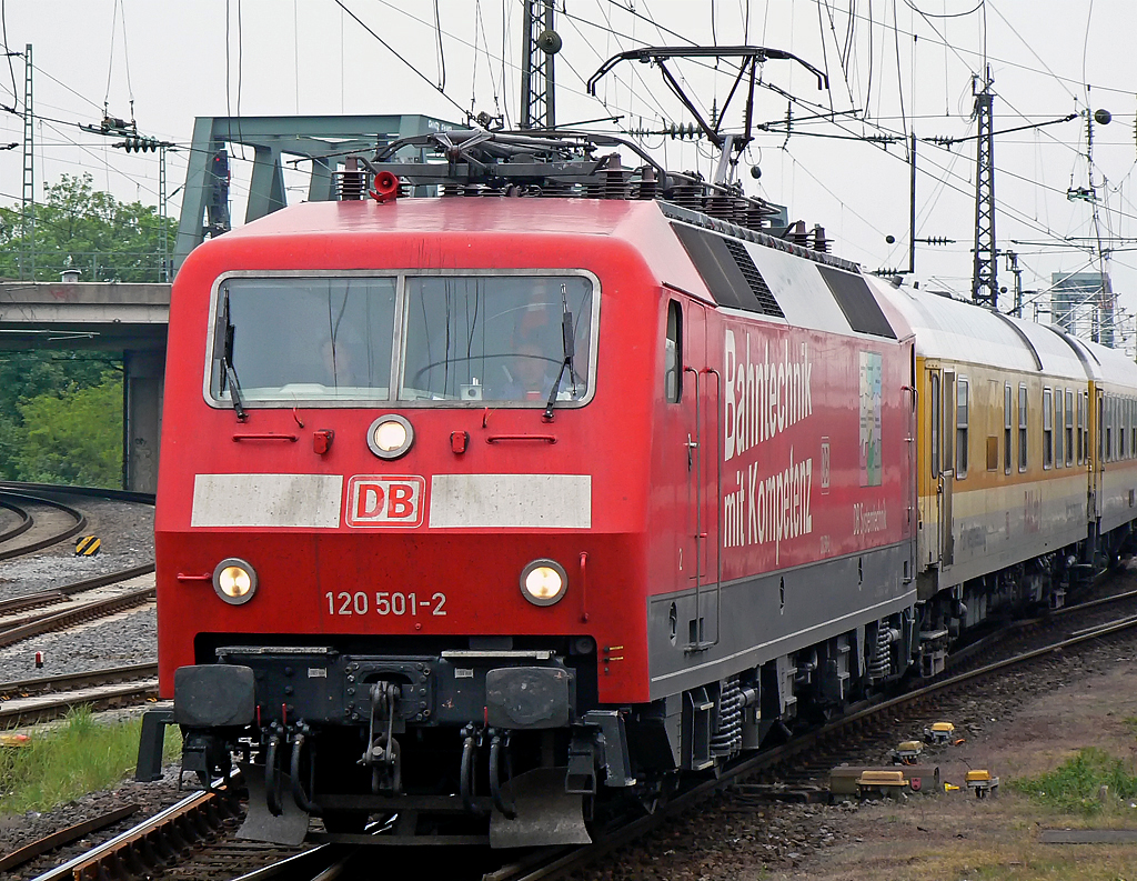 120 501-2 der DB Systemtechnik kam am 11.05.2010 mit dem Raillab aus Wiesbaden durch Kln/Messe Deutz rtg Kln Bbf. ! 