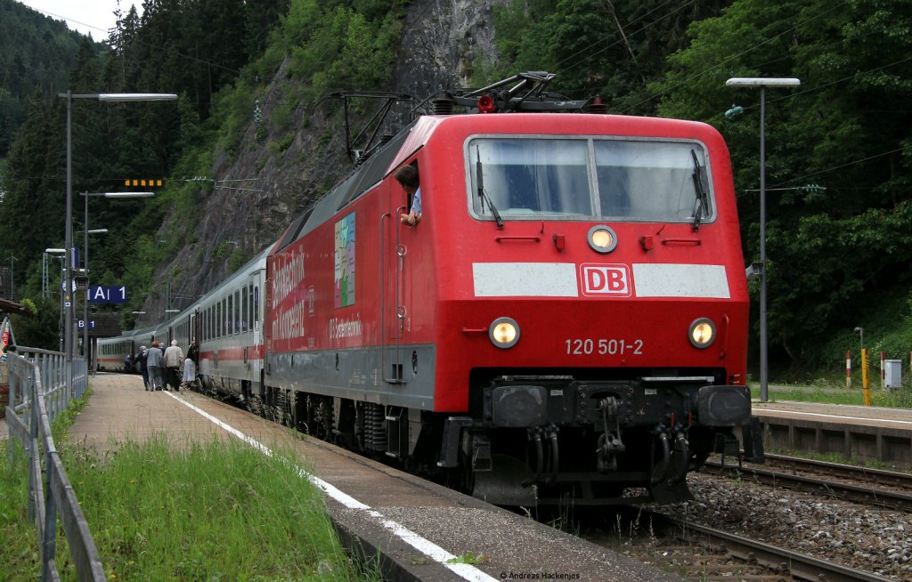 120 501-2 mit dem IC 2370  Schwarzwald  (Konstanz-Hannover Hbf) in Triberg 15.6.11