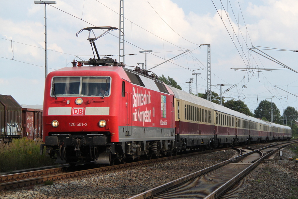 120 501-2 mit LR 91318 von Rostock Hbf nach Warnemnde bei der Durchfahrt in Rostock-Bramow.25.08.2012 
