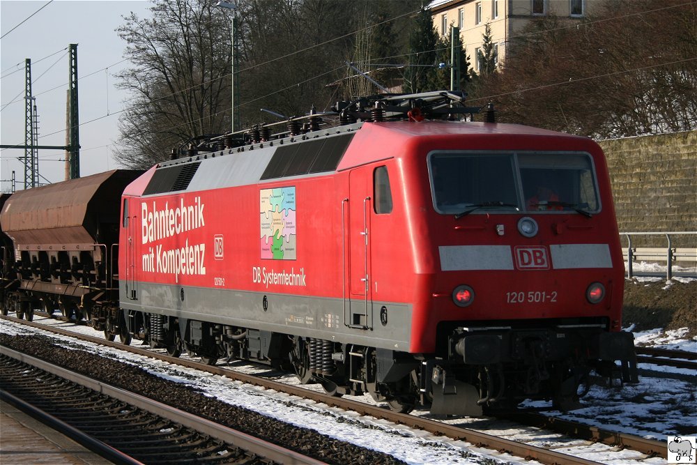120 501-2 rangiert mit einen Messzug am Morgen des 10. Mrz 2010 im Bahnhof Kronach. Auf dem Foto wird sie gerade in Gleis 4 des Kronacher Bahnhofes gedrckt. Schiebende Lok ist die Voith Maxima 40 CC (UIC: 92 80 1264 009-2 D - VTLT), welche fr mehrer Tage auf der Frankenwaldrampe (KBS 840) mit Ihren Zug bestehend aus der 120 501 sowie Mess- und Schttgutwagen Testfahrten durchfhrte.