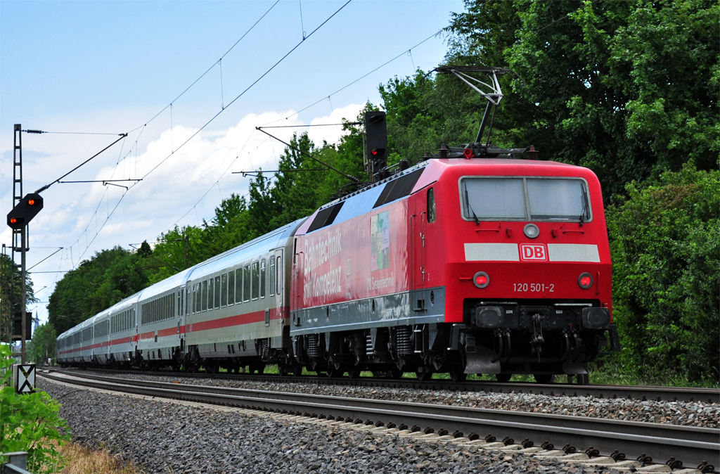 120 501-2 schiebt IC in Richtung Hbf-Bonn, Bonn-Sd 11.06.2011