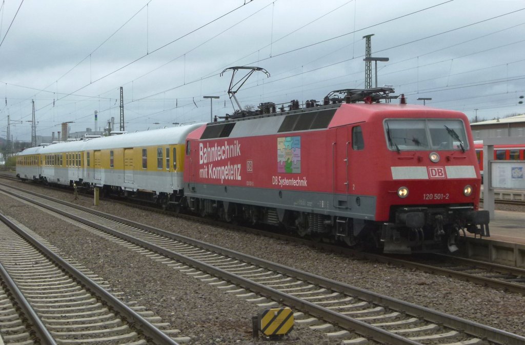 120 501-2 der Systemtechnik Minden ist mit 3 Messwagen am 26.04.2012 in Kaiserslautern