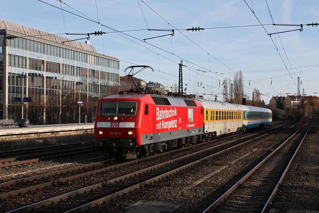 120 501 mit einem Messwagen und zwei alex Personenwagen am 18.11.2011 am Heimeranplatz in Mnchen.