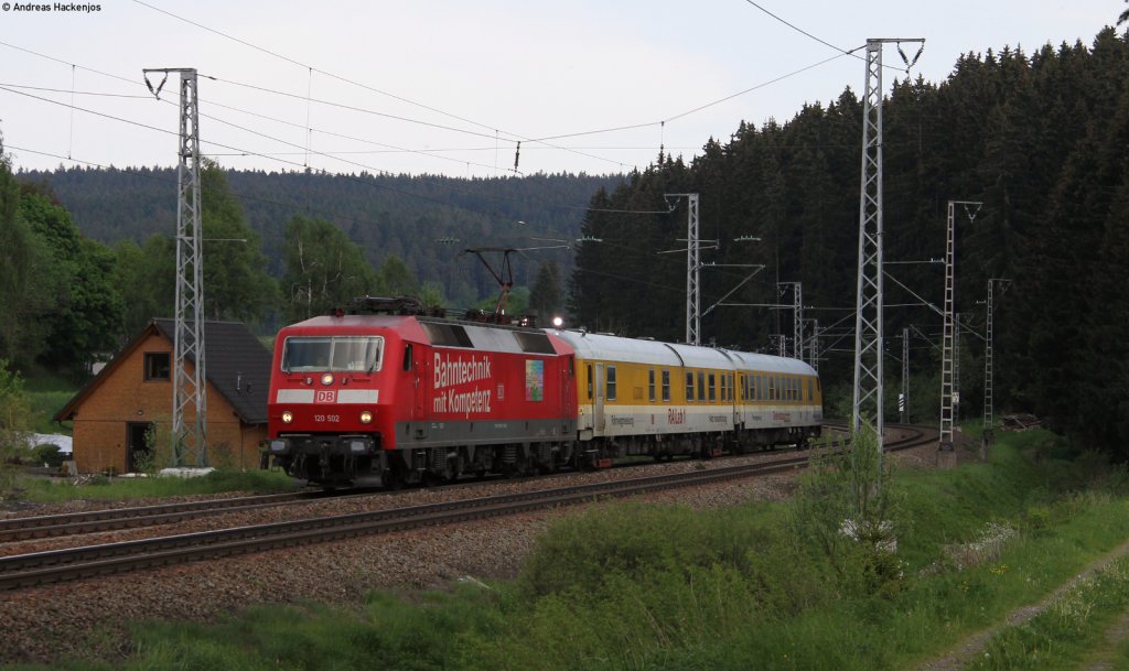 120 502-0 mit dem Mess Nbz 91863 (Singen(Htw)-Karlsruhe Hbf) und rund 120+ bei St.Georgen 24.5.12