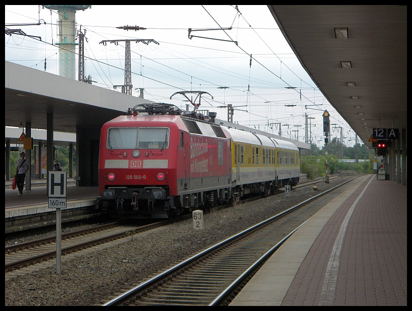 120 502 an einem Messzug in Duisburg Hbf