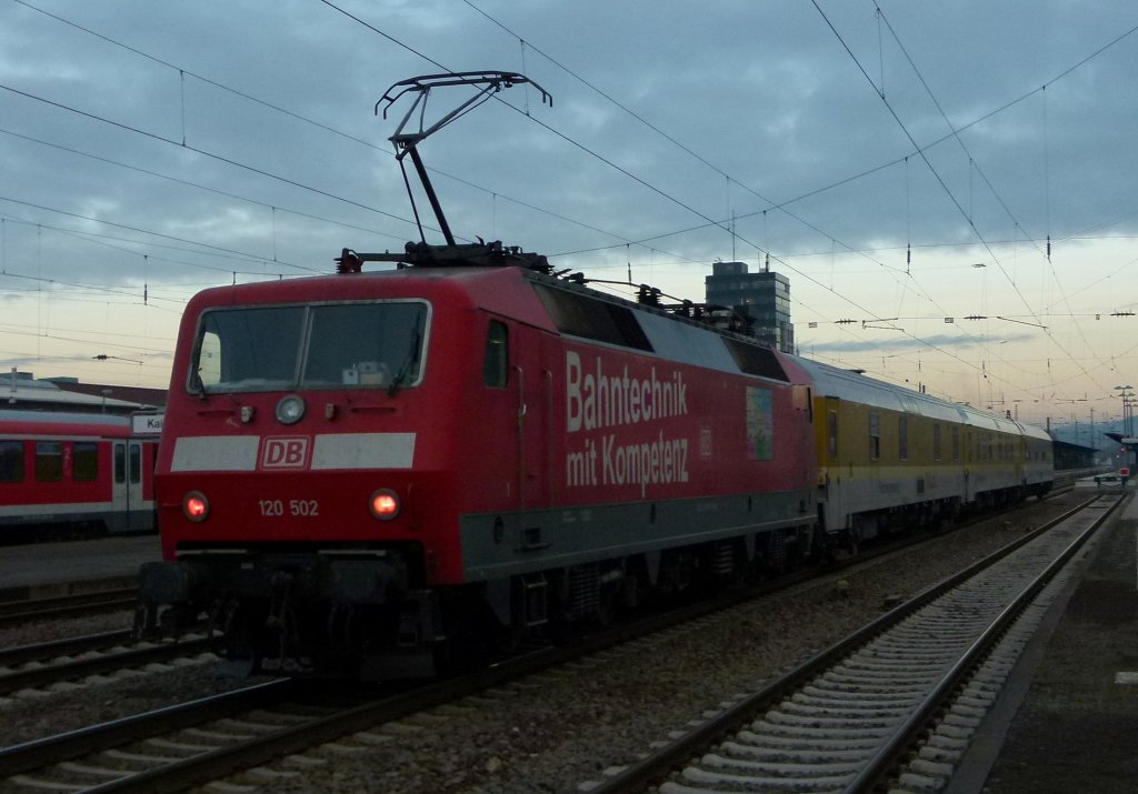 120 502 der Bahntechnik in Minden schiebt am 25.01.2012 einen Messzug durch Kaiserslautern. Aufgenommen am Ende des Bahnsteigs