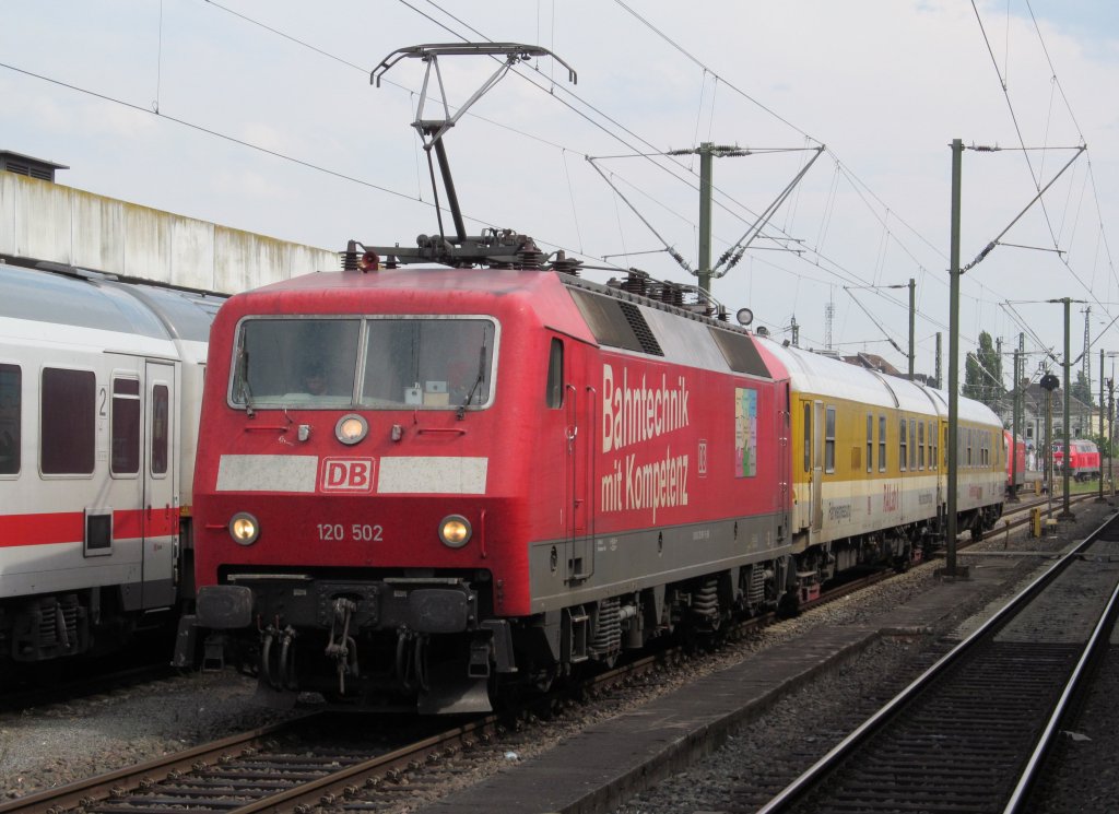 120 502 der DB Systemtechnik Minden steht am 02. August 2012 mit zwei Messwagen im Hannoveraner Hbf.