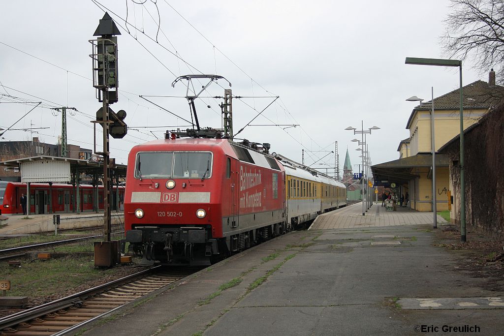 120 502 mit einem Messzug in Lehrte am 10.4.10.