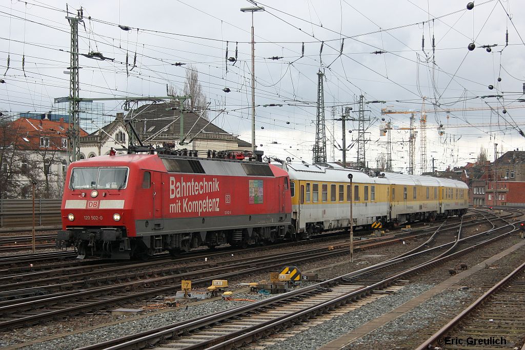 120 502 mit einem Messzug am 11.4.10 in Hannover.