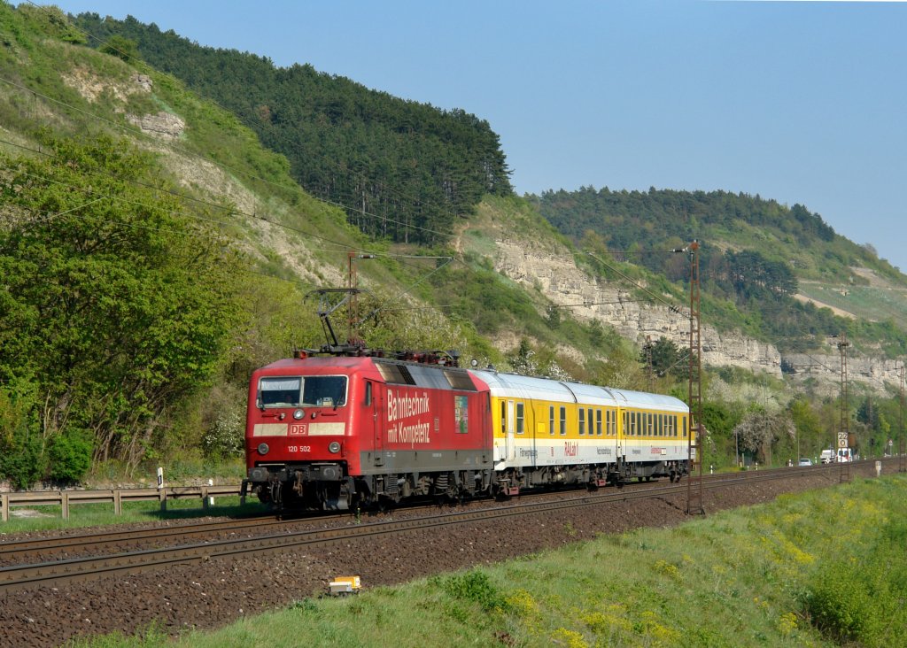 120 502 mit einem Messzug am 19.04.2011 unterwegs bei Karlstadt.