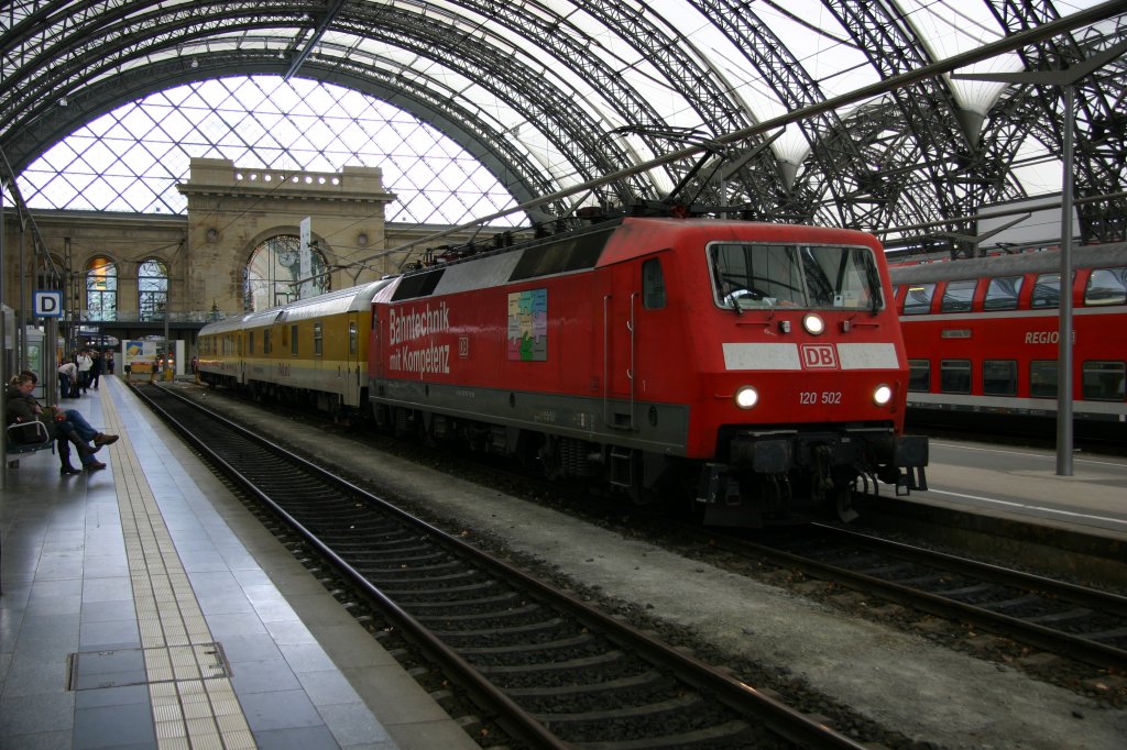 120 502 steht mit einem Gleismesszug am Gleis 12 des Dresdner Hauptbahnhofes. 14.12.2011