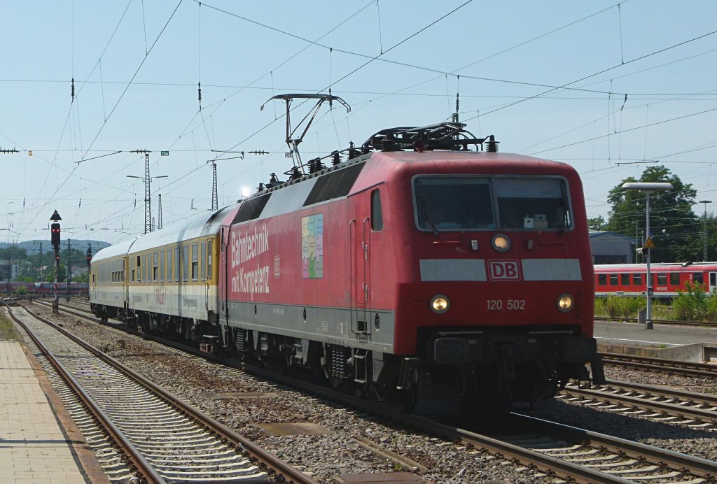 120 502 der Systemtechnik ist mit zwei Messwagen am 24.07.2012 in Kaiserslautern