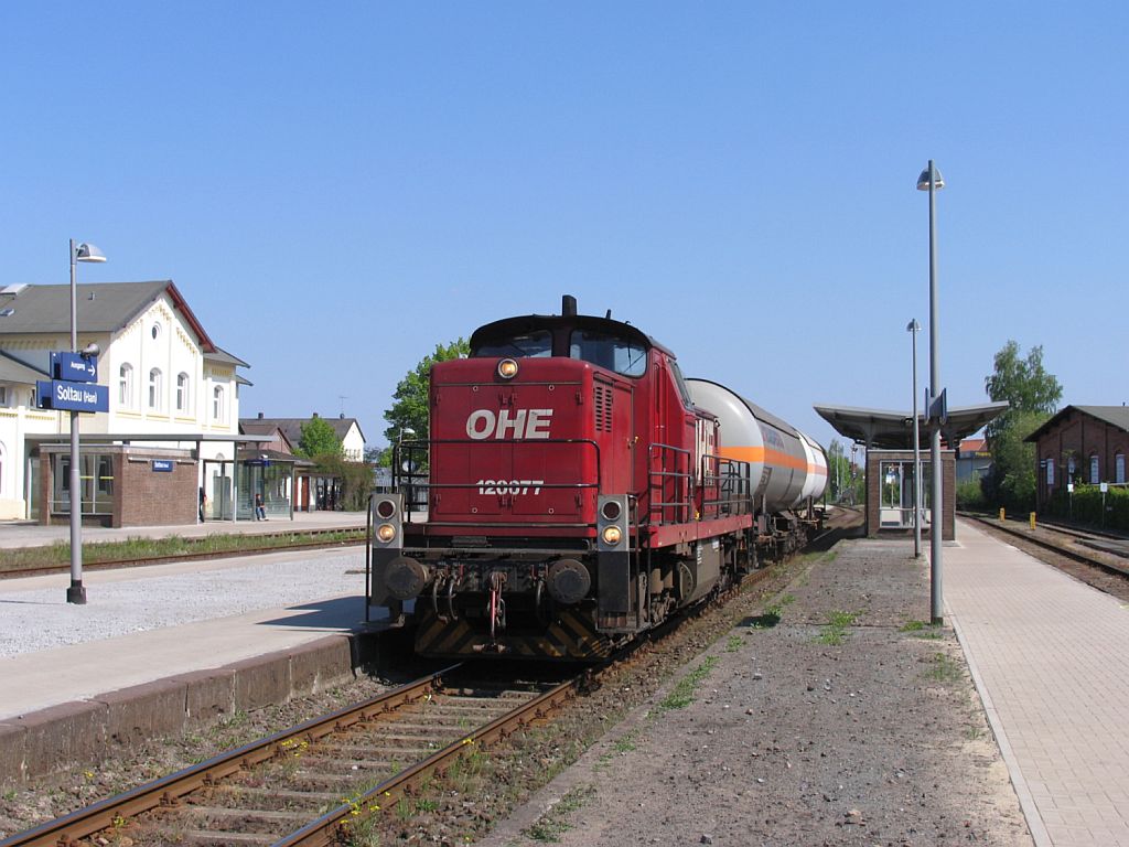 120077 der Ost Hannoversche Eisenbahn (OHE) mit einem �bergabeg�terzug Soltau S�d-Visselh�vede auf Bahnhof Soltau am 5-5-2011.